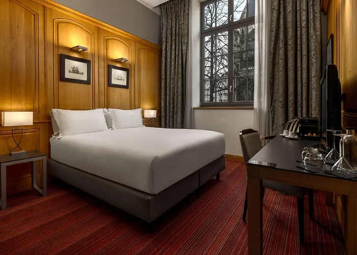 Hotel De Bourgtheroulde, Autograph Collection