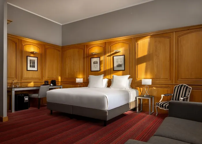 De Bourgtheroulde, Autograph Collection Ρουέν